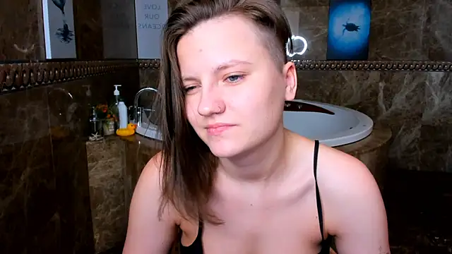 Snapshot of MelindaTin chatting on February 21, 6:29 am MelindaTin online show from February 21, 6:29 am
