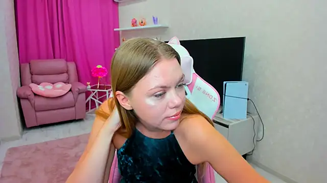 Strawberrye online show from February 12, 3:23 am