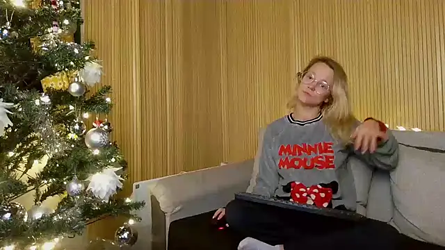 Snapshot of little-leni chatting on December 6, 9:24 pm little-leni online show from December 6, 9:24 pm