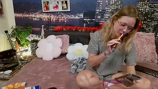 Snapshot of little-leni chatting on February 19, 10:23 am little-leni online show from February 19, 10:23 am