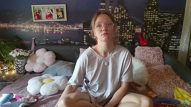 Snapshot of little-leni chatting on March 10, 12:15 pm little-leni online show from March 10, 12:15 pm