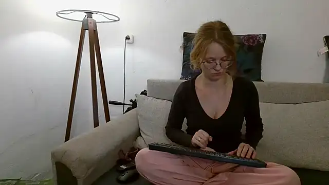 Snapshot of little-leni chatting on September 20, 9:05 pm little-leni online show from September 20, 9:05 pm