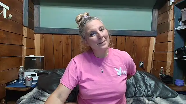 lisaxlovexxx online show from May 17, 2:42 am