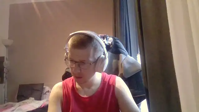 Snapshot of David250692 chatting on June 9, 5:52 am David250692 online show from June 9, 5:52 am