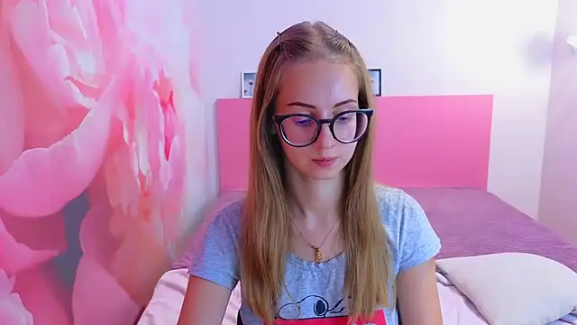 AliceAdams online show from October 4, 7:01 pm