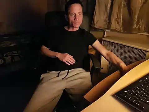 Snapshot of sanderson83 chatting on February 1, 9:40 pm sanderson83 online show from February 1, 9:40 pm