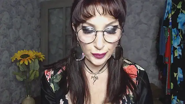Snapshot of Aziza1 chatting on May 27, 2:14 pm Aziza1 online show from May 27, 2:14 pm