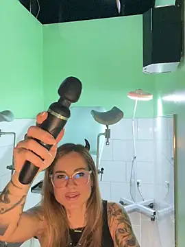 Snapshot of Etwas_neugierig chatting on February 16, 7:43 pm Etwas neugierig online show from February 16, 7:43 pm