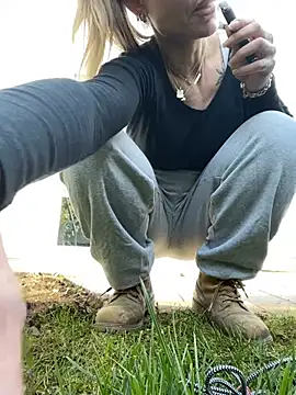 Snapshot of Etwas_neugierig chatting on March 7, 9:50 am Etwas neugierig online show from March 7, 9:50 am