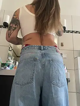 Snapshot of Etwas_neugierig chatting on April 7, 8:48 am Etwas neugierig online show from April 7, 8:48 am