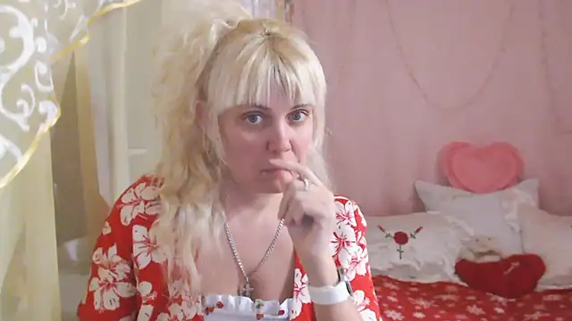 SunnySylvia online show from December 15, 4:11 pm