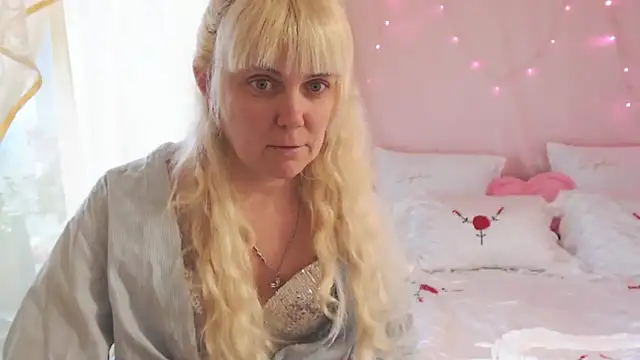 SunnySylvia online show from December 21, 8:10 am