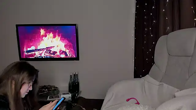 Snapshot of SeasonalSomeone chatting on February 8, 4:57 pm SeasonalSomeone online show from February 8, 4:57 pm