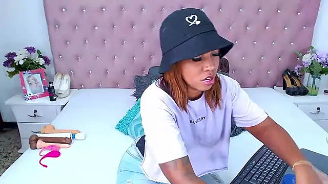 Snapshot of CharlotteWilliams chatting on December 3, 12:46 am CharlotteWilliams online show from December 3, 12:46 am