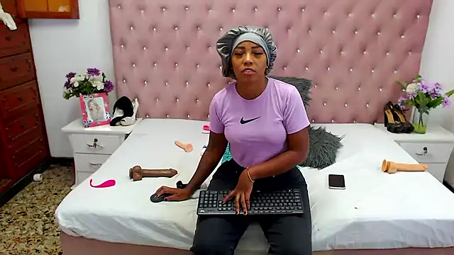 Snapshot of CharlotteWilliams chatting on December 5, 2:20 am CharlotteWilliams online show from December 5, 2:20 am