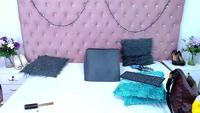 Snapshot of CharlotteWilliams chatting on January 22, 2:24 pm CharlotteWilliams online show from January 22, 2:24 pm