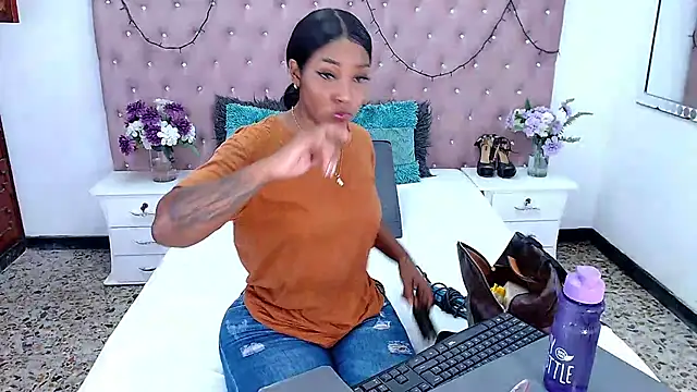 Snapshot of CharlotteWilliams chatting on January 28, 3:25 am CharlotteWilliams online show from January 28, 3:25 am