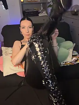 Snapshot of Trixie-Tainted chatting on October 27, 4:11 pm Trixie-Tainted online show from October 27, 4:11 pm