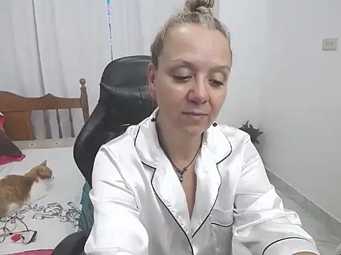 Snapshot of yeslluisa chatting on April 12, 8:58 pm yeslluisa online show from April 12, 8:58 pm