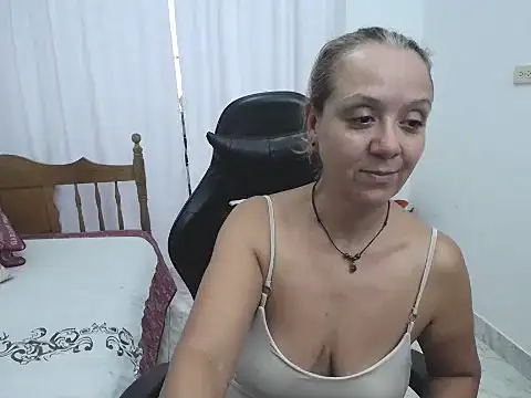 Snapshot of yeslluisa chatting on May 5, 7:55 pm yeslluisa online show from May 5, 7:55 pm
