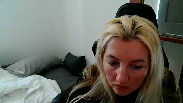 Snapshot of Mllesha74000 chatting on April 6, 1:01 pm Mllesha74000 online show from April 6, 1:01 pm