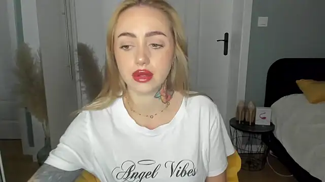sexyCoralie online show from May 5, 6:43 am
