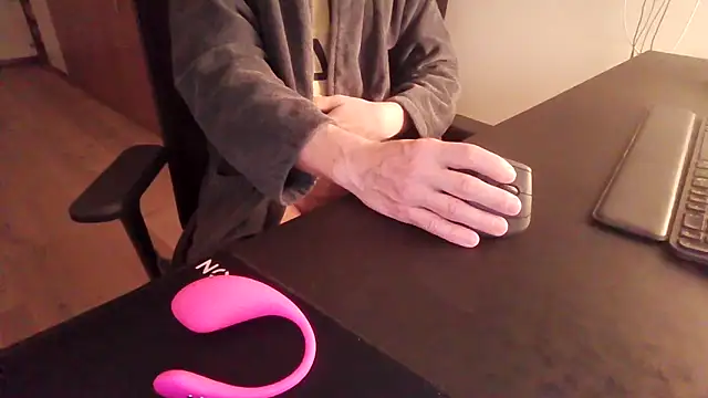 Snapshot of BisexDreams chatting on March 17, 3:47 am BisexDreams online show from March 17, 3:47 am