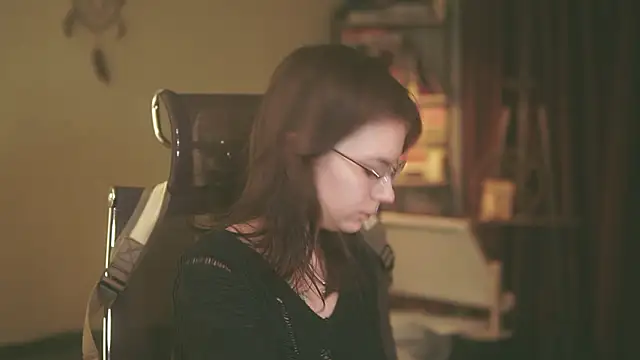 Snapshot of alyssa_sweet chatting on February 24, 4:43 am alyssa sweet online show from February 24, 4:43 am