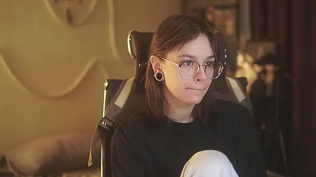 Snapshot of alyssa_sweet chatting on April 1, 4:57 am alyssa sweet online show from April 1, 4:57 am