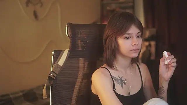 Snapshot of alyssa_sweet chatting on April 2, 5:05 am alyssa sweet online show from April 2, 5:05 am