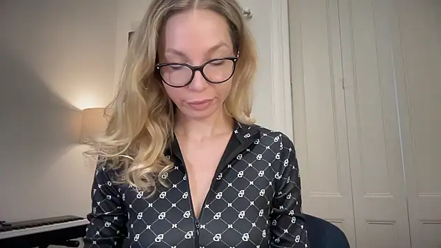 Cutensadistic online show from March 13, 2:23 pm