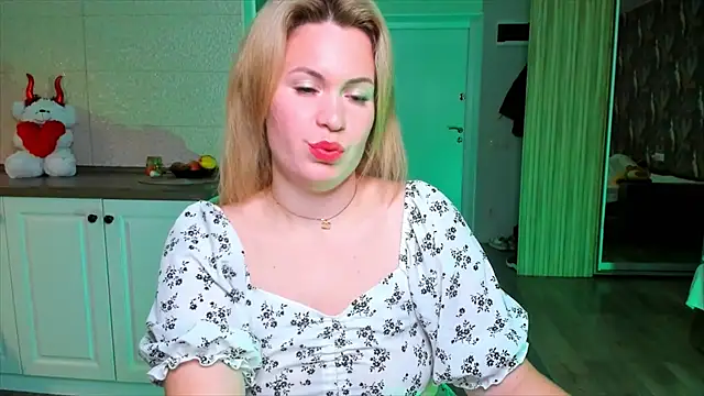 HotTiffani online show from November 8, 11:10 am