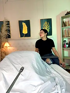 valerie lya online show from November 10, 8:30 pm