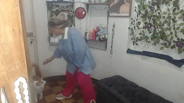 FunnyGrandma online show from May 19, 3:35 am