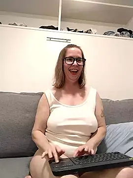 Snapshot of SweetandNaughty1 chatting on April 9, 6:19 am SweetandNaughty1 online show from April 9, 6:19 am