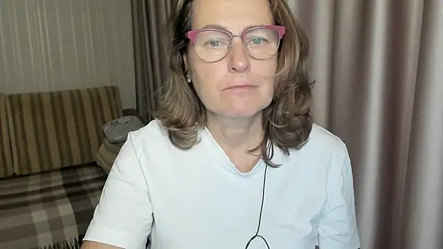 Snapshot of lauraoven chatting on December 2, 10:18 am lauraoven online show from December 2, 10:18 am