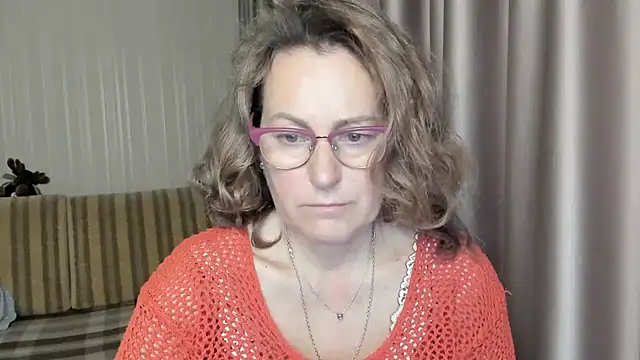 Snapshot of lauraoven chatting on December 3, 8:27 am lauraoven online show from December 3, 8:27 am