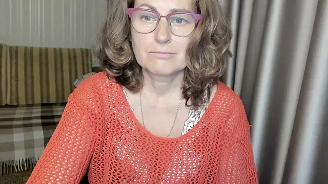 Snapshot of lauraoven chatting on December 3, 3:44 pm lauraoven online show from December 3, 3:44 pm