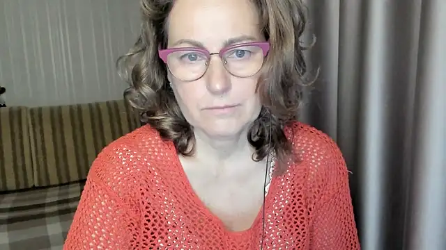 Snapshot of lauraoven chatting on December 5, 6:43 am lauraoven online show from December 5, 6:43 am