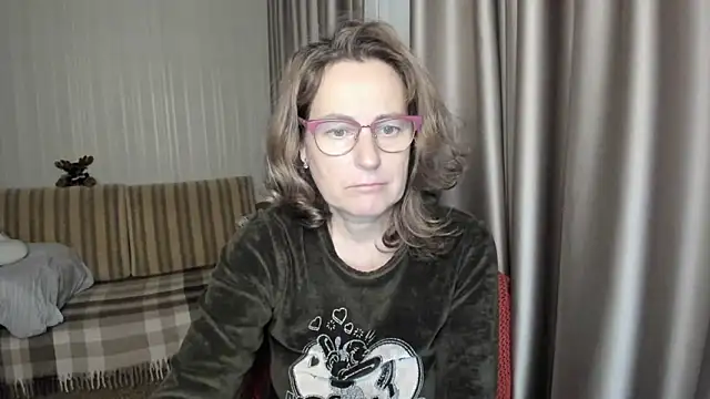 Snapshot of lauraoven chatting on December 5, 5:39 pm lauraoven online show from December 5, 5:39 pm