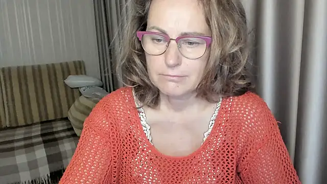 Snapshot of lauraoven chatting on December 7, 12:13 pm lauraoven online show from December 7, 12:13 pm