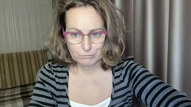 Snapshot of lauraoven chatting on December 12, 12:44 pm lauraoven online show from December 12, 12:44 pm