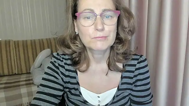 Snapshot of lauraoven chatting on December 13, 10:19 am lauraoven online show from December 13, 10:19 am