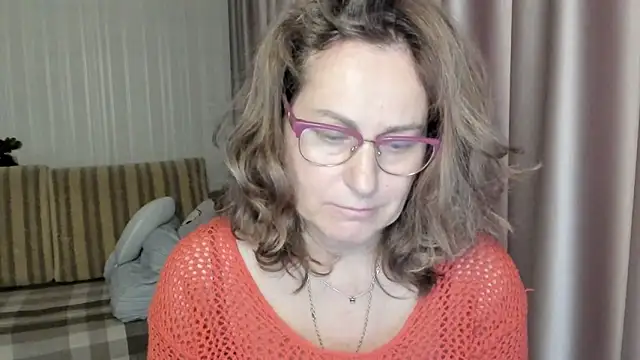 Snapshot of lauraoven chatting on December 16, 11:01 am lauraoven online show from December 16, 11:01 am
