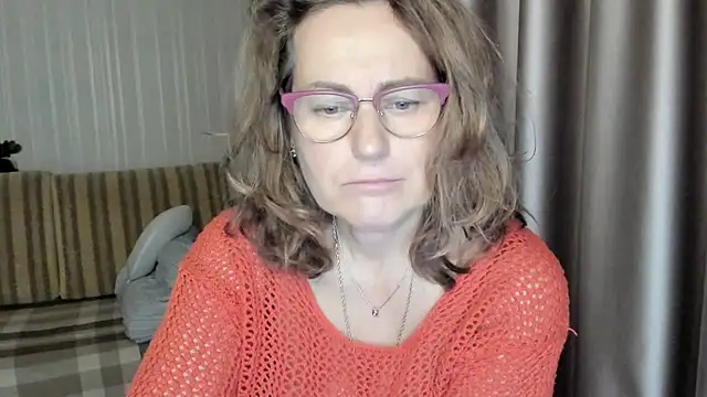 Snapshot of lauraoven chatting on December 16, 2:05 pm lauraoven online show from December 16, 2:05 pm
