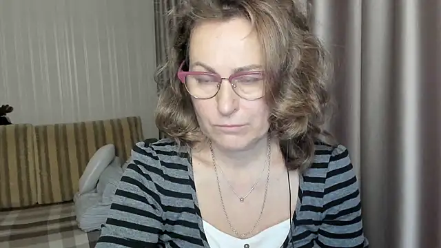 Snapshot of lauraoven chatting on December 17, 7:29 am lauraoven online show from December 17, 7:29 am
