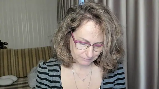 Snapshot of lauraoven chatting on December 17, 12:33 pm lauraoven online show from December 17, 12:33 pm
