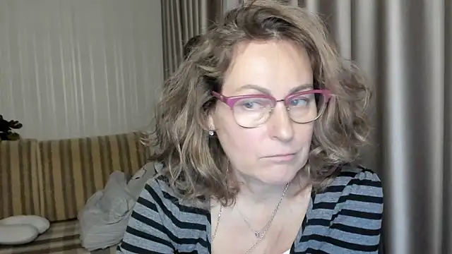 Snapshot of lauraoven chatting on December 17, 6:31 pm lauraoven online show from December 17, 6:31 pm