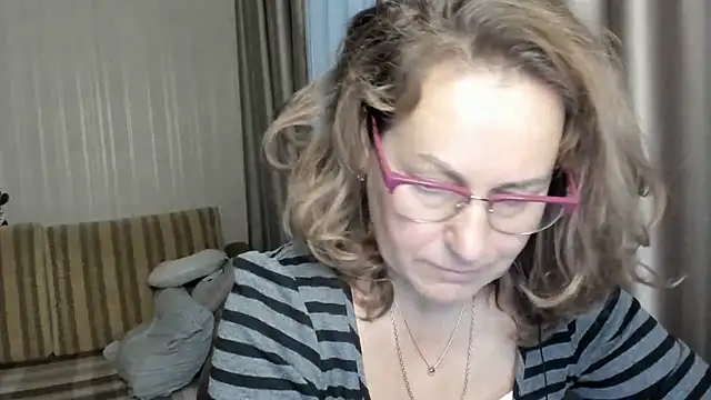 Snapshot of lauraoven chatting on December 20, 7:44 am lauraoven online show from December 20, 7:44 am