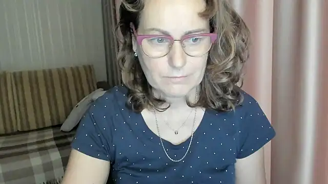 Snapshot of lauraoven chatting on December 21, 9:01 am lauraoven online show from December 21, 9:01 am